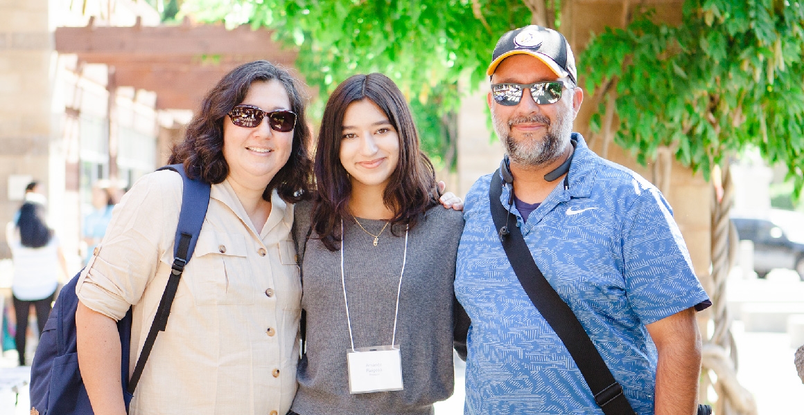 first year student with her parents