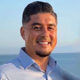 Alex Cushing headshot