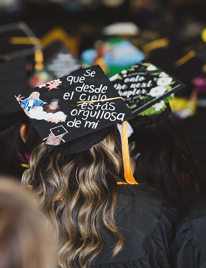 decorated graduation cap with the words "se que desde el cielo estas orgullosa de mi"
